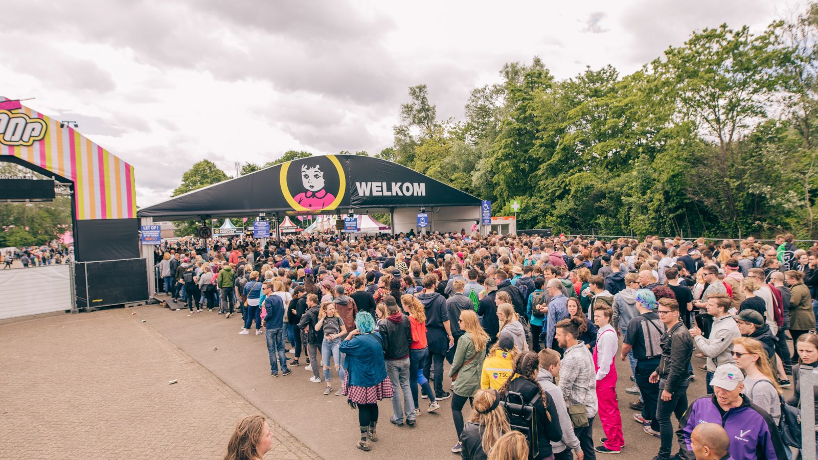 Een afbeelding van Pinkpop 2019 waarop bezoekers in de rij staan om binnen te komen.